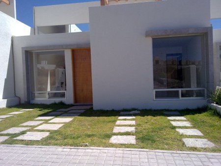 CASA DE UNA PLANTA EN EL MIRADOR $1,000,000
